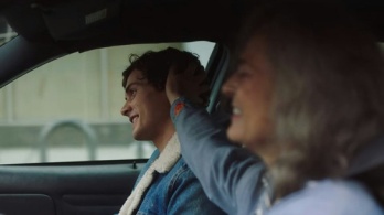 La protagonista de la serie con su hijo en el taxi, videoclip de 'Cleopatra'